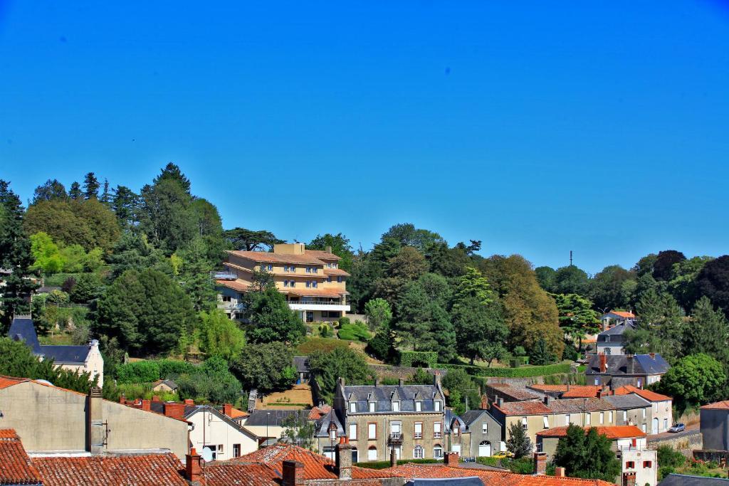 Logis Hotel De La Bruyere Pouzauges Esterno foto